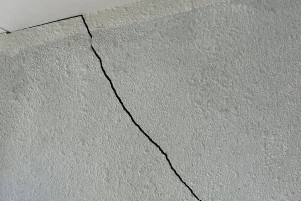 外壁の劣化のサイン：外壁のひび割れ