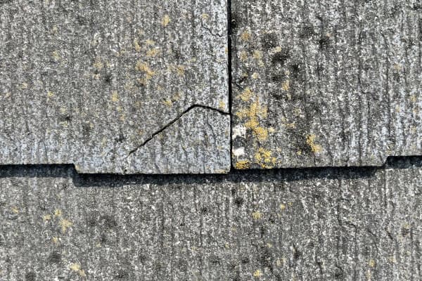 屋根の劣化のサイン：ひび割れ