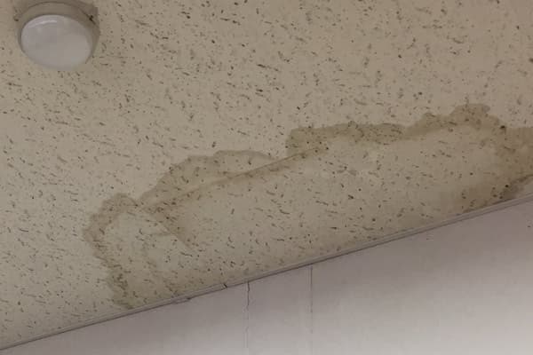 屋根の劣化のサイン：水漏れやシミの発生